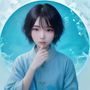 歌曲海编辑林小满在整理曲库资料,桌面上摊开着笔记本和耳机,环境明亮安静